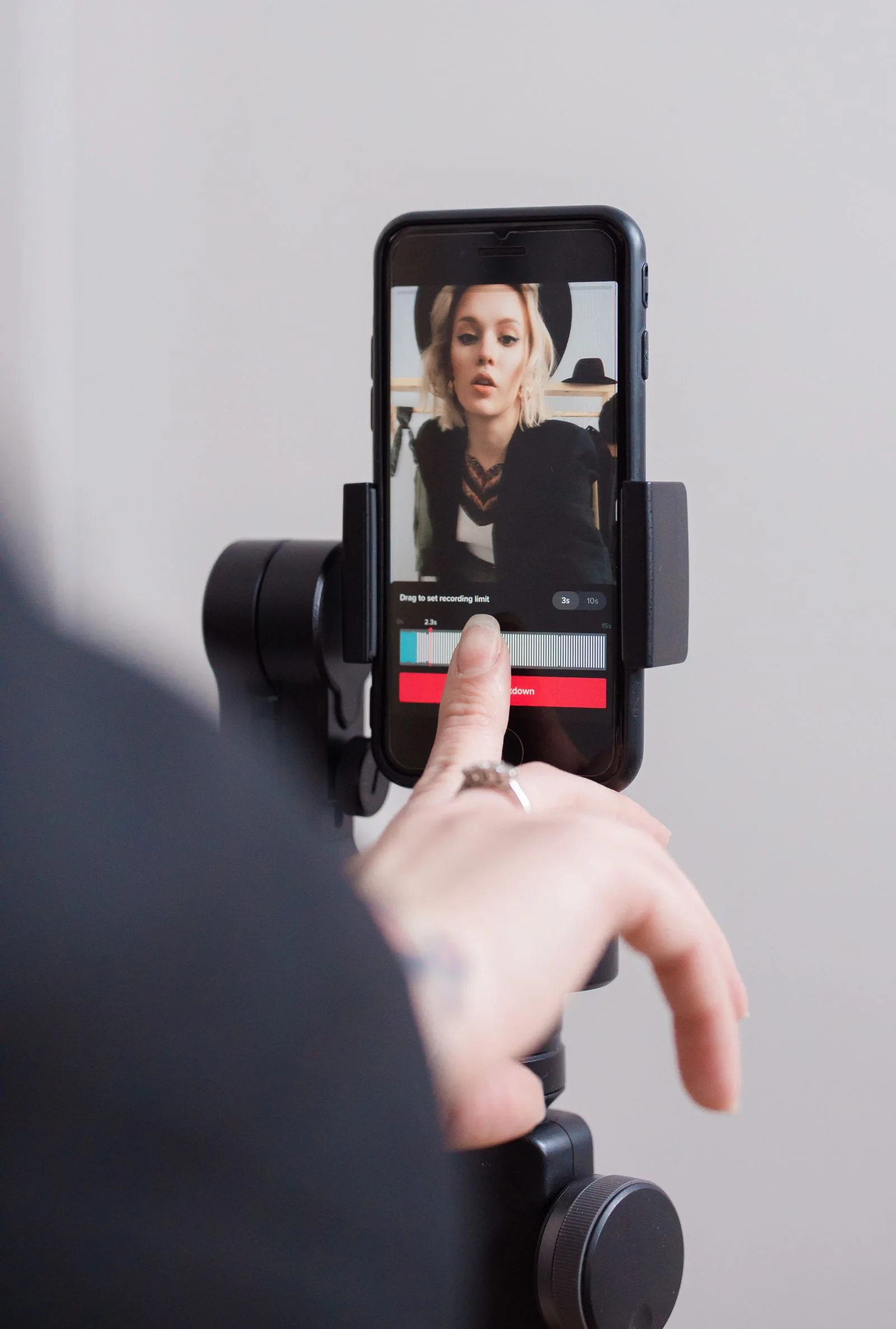 فلتر Plug Walk AI: توجيه المال والرقص